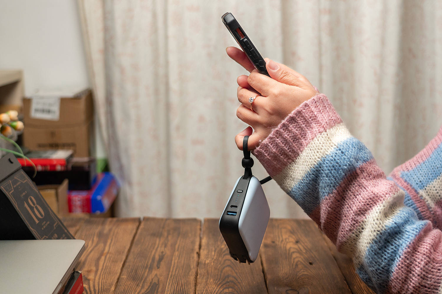 这才是iPhone充电的正确姿态,自带MFi线,IDMIX PD20W充电宝评测