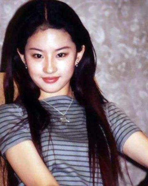 刘亦菲"出道前"长什么样?看到16岁时的照片,我没看错吧?