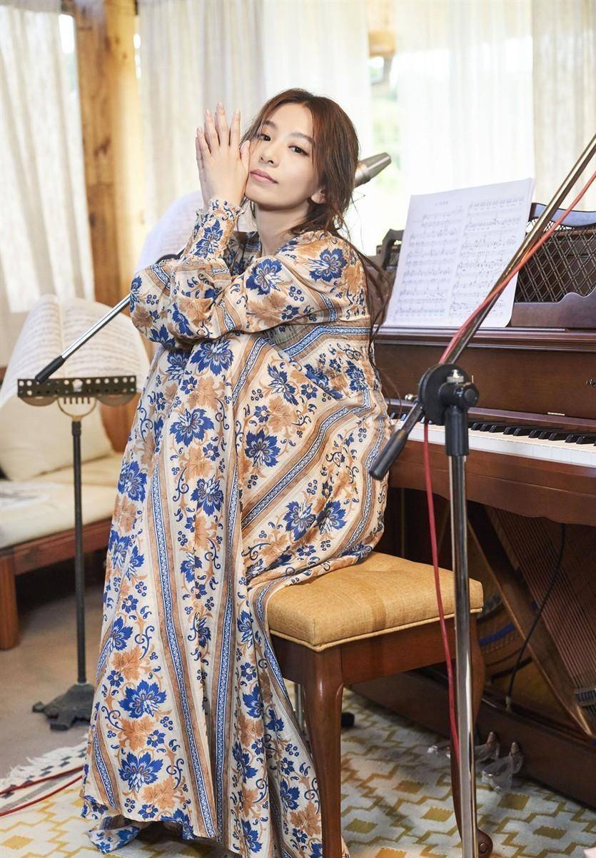 田馥甄与吴青峰一同爬山,一个气质一个帅气,两人合照太甜蜜_田福珍_穿