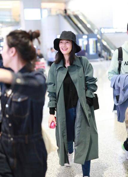 高圆圆私服真简约,驼色大衣穿出文艺感,年龄大也不失气质_女孩子_人群