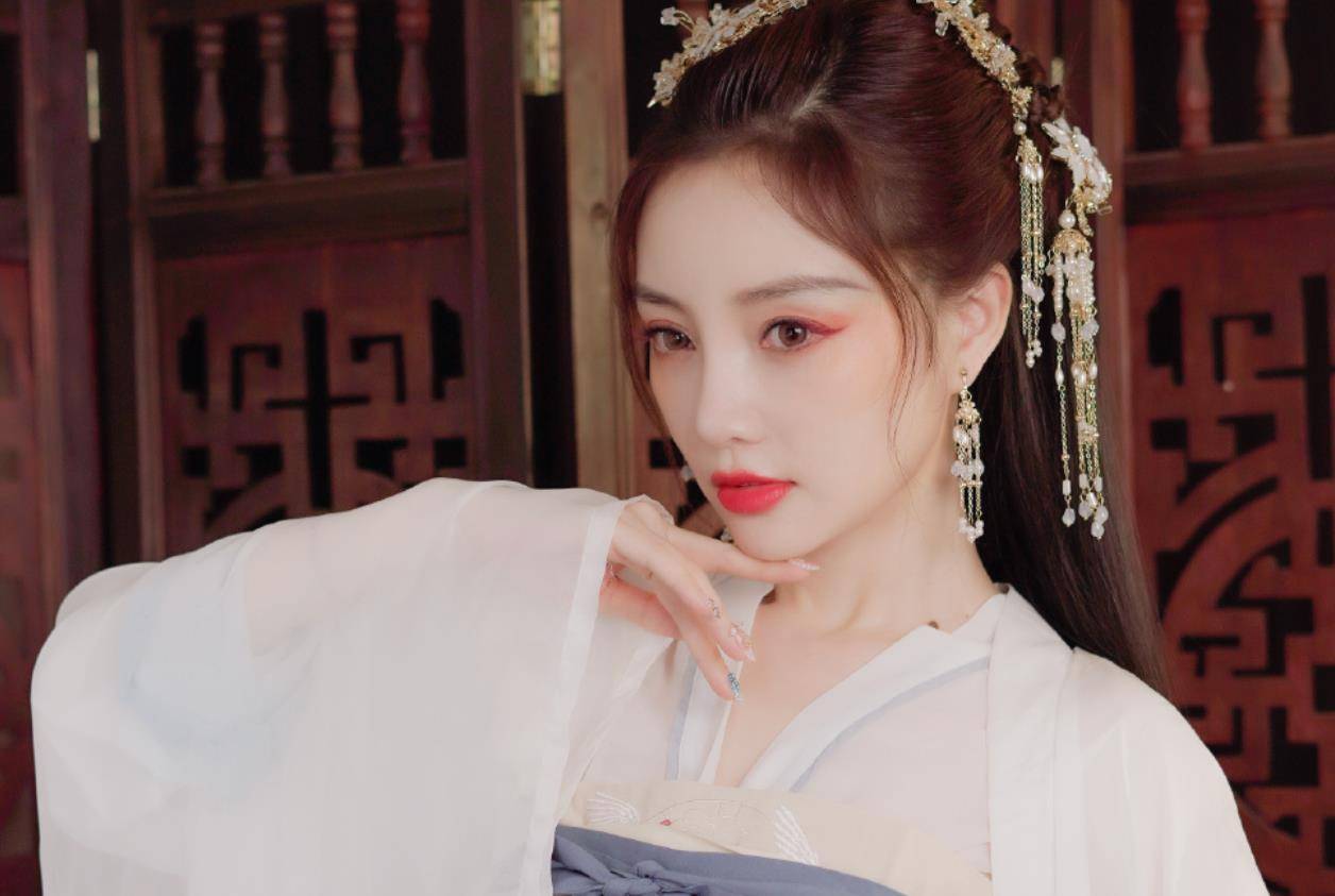 李小璐晒出古装大片,美如天仙下凡,却因造型过于娇媚遭批评?