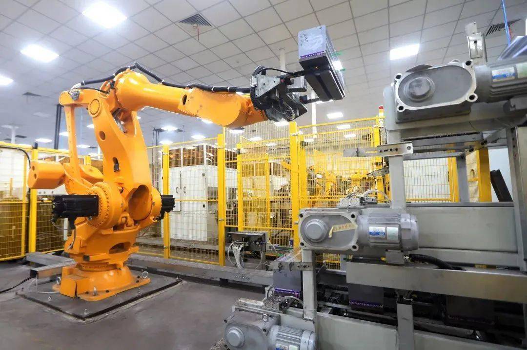 能硅片生产基地内,全自动的机械臂来回运作,高速晶圆切片机运转不停