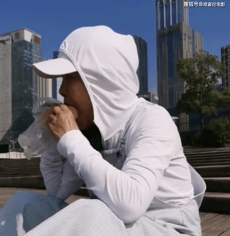 国内最早的唱跳女歌手,代表作《祝你平安》《快乐老家》《幸福快车》