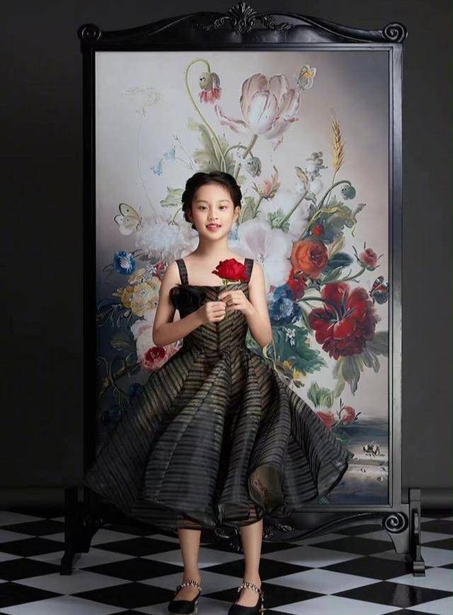 李小璐8岁女儿走秀,样貌大变气质夺目,爸妈分手后曝在校遭排挤_贾乃亮