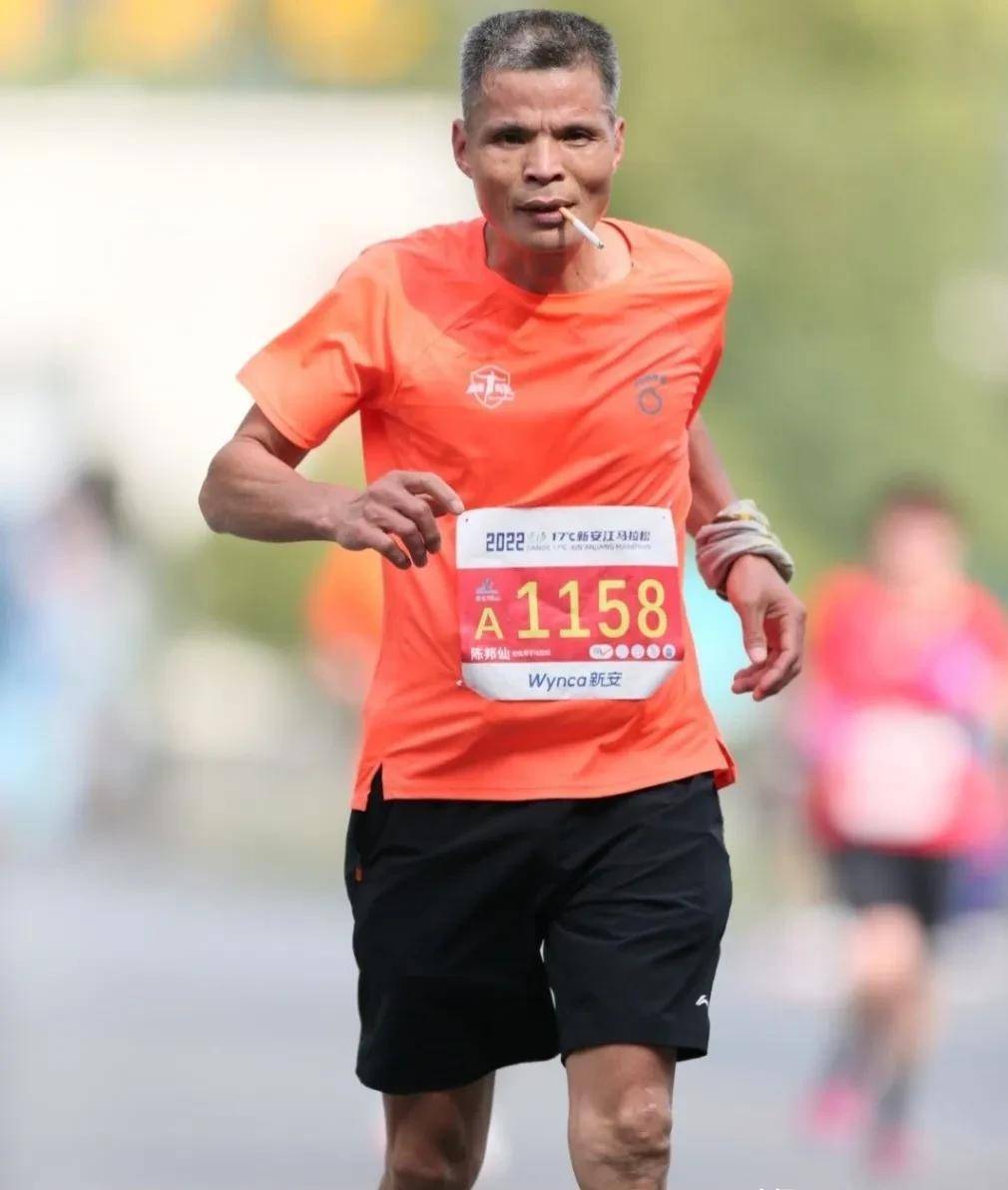 50多岁大爷跑马拉松,全程烟不离手,最终实现pb_成绩_奇迹_行为