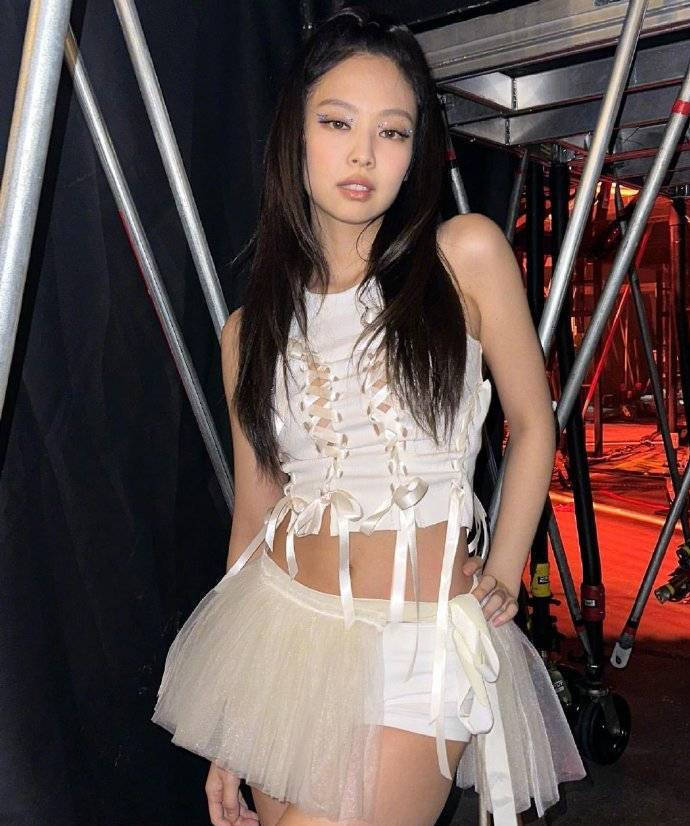 韩国女星金珍妮全白衣裤大秀长腿蛮腰！肤白貌美性感撩人