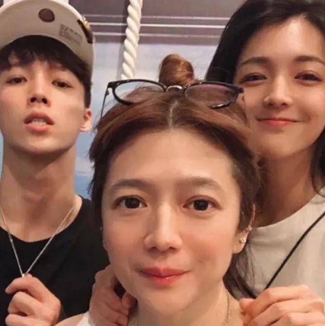 为大女儿庆30岁生日,近照文静且优雅,爸爸未有表示_林静_生活_曾哲贞