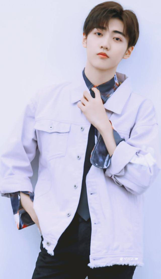 r1se演出时全程切远景,周震南只有一秒镜头,任豪表演了个寂寞_父亲