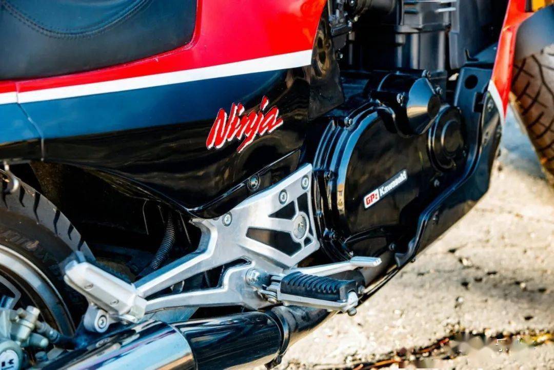 当地经销商将三台赛用改装版带入了曼岛tt比赛,并获得了当年的第一名