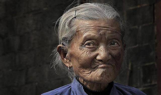 故事:老太婆死而复生,性情大变,还长出了尾巴_儿子_老太太_棺材
