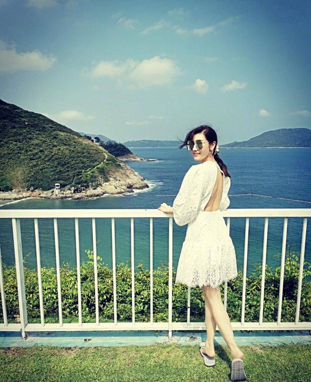 李嘉欣命真的太好了,混血颜值颠倒众生,50岁婚姻幸福笑容满面_衬衫