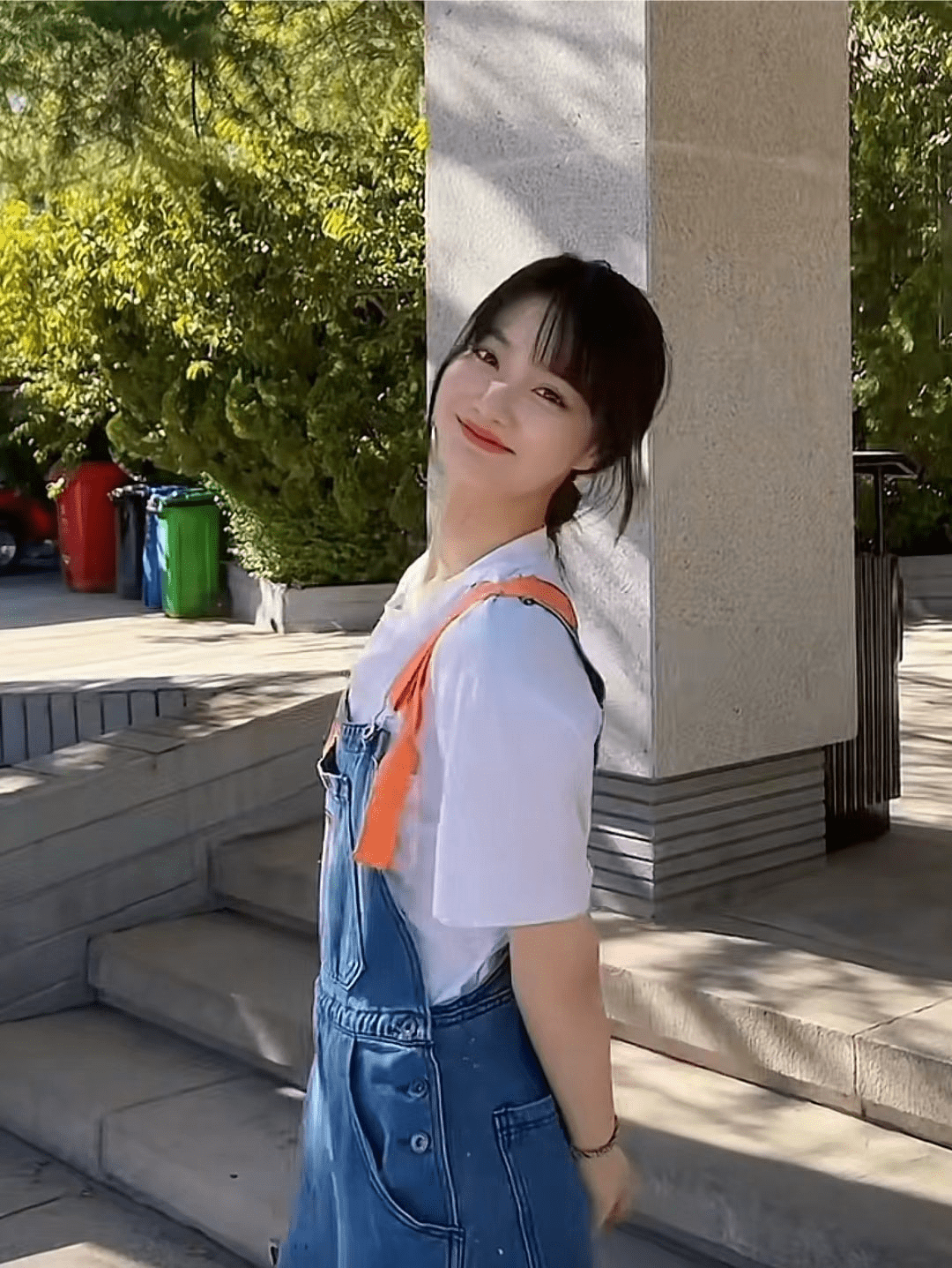 北电女生邵晴发布视频,配文疑似回应"当三"传闻,看起来很无辜_大学生