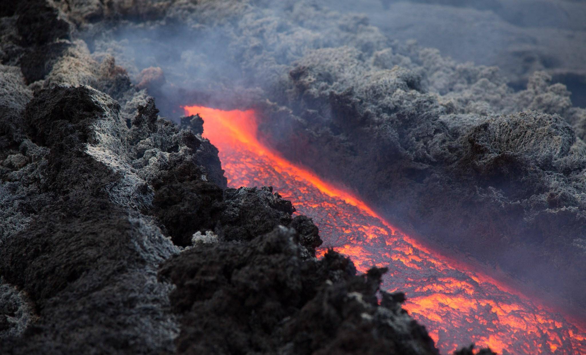 由于火山喷发会产生大量的火山灰和有毒有害气体,对于本地的生产构成
