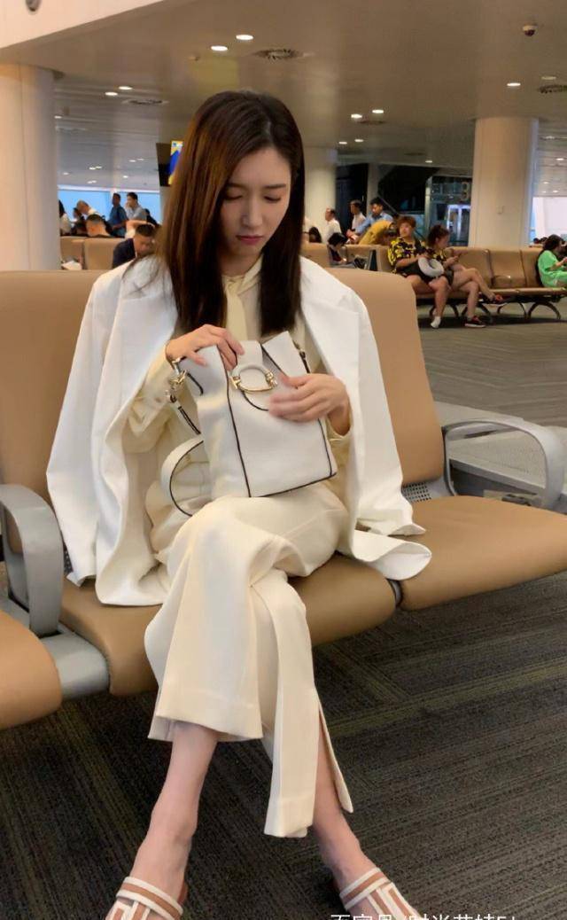 江疏影解锁春季新造型,白色西装开叉九分裤配凉拖,这换季装凉爽