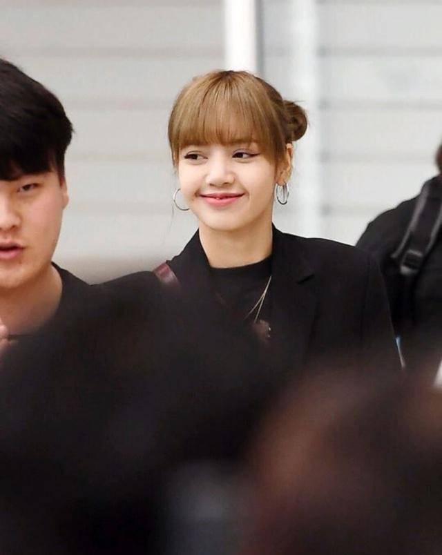 未被风波影响,穿黑西装霸气十足,谁敢说她是洗脚婢_款式_颜色_jennie