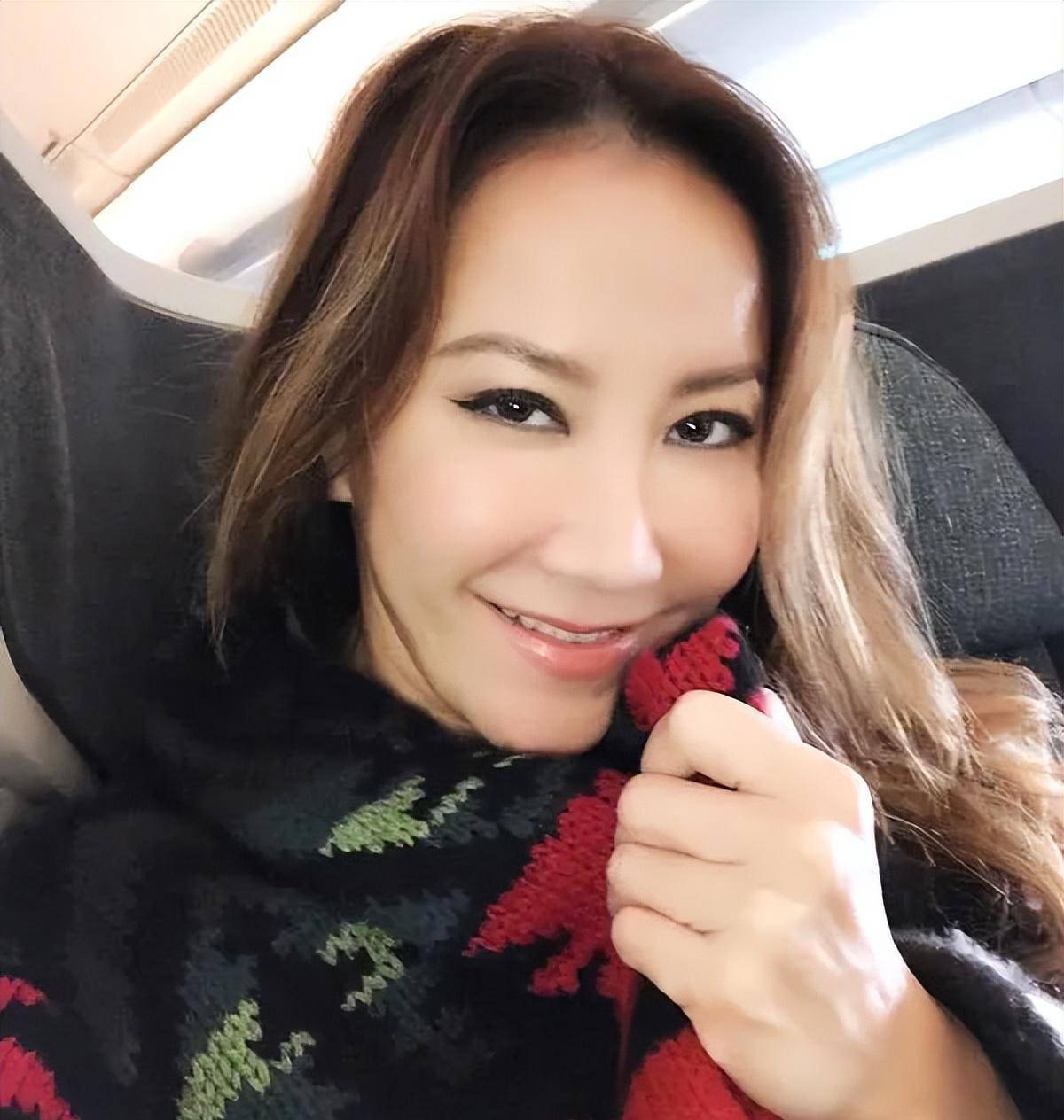 她是华人之光巅峰时嫁给大16岁富豪老公曾一度失去声音