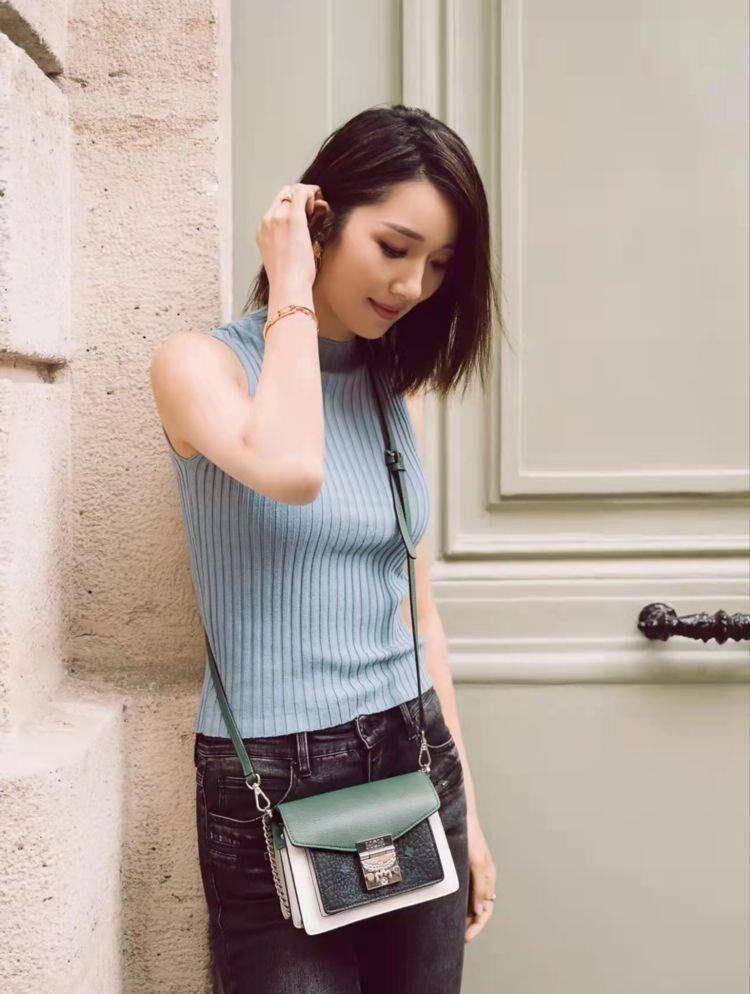 李亚男拍街头照被指像辣妹,穿无袖毛衣配牛仔裤,身材曲线太完美_网友