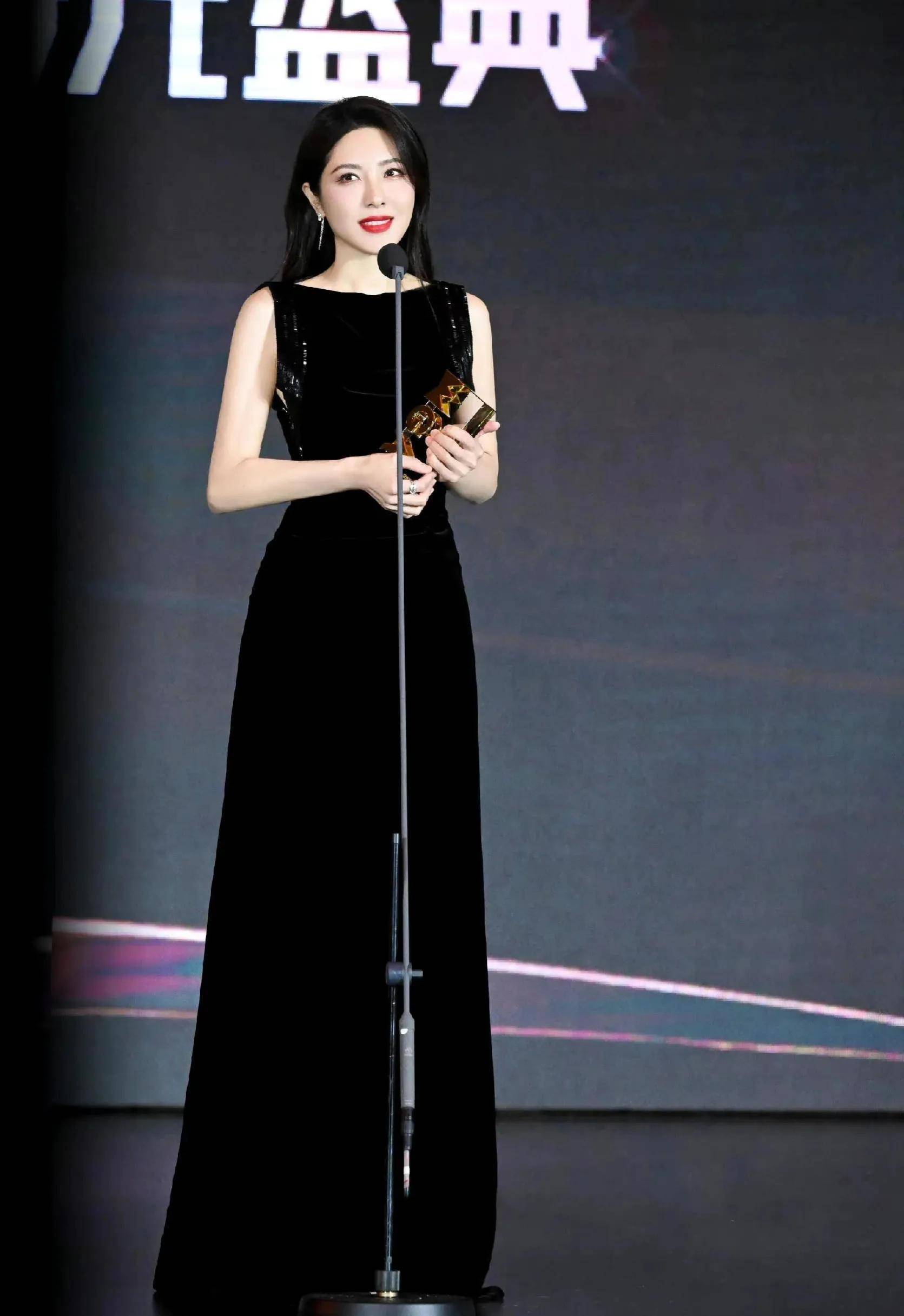 又到了红毯造型选拔环节.每次去这一届,总会有一个"红黑榜".