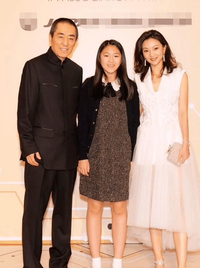 张艺谋一家五口同框!女儿皮肤黑脸宽不秀气,没妈妈哥哥们好看!