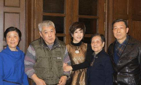 2008年导演谢晋去世，刘晓庆手提现金“大闹”葬礼：不收就撒大厅