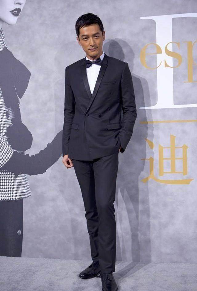 胡歌新写真出来了,他的腿也是够长的啊!_西装_品牌_身材