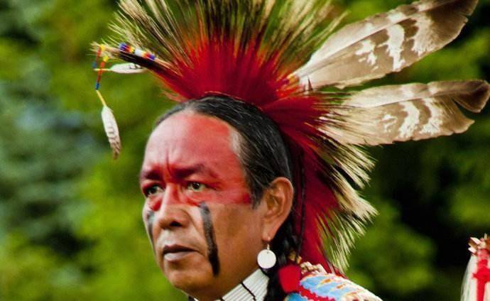那些脸涂五色油彩,头戴漂亮羽冠,威风而神秘的印第安人让人印象深刻