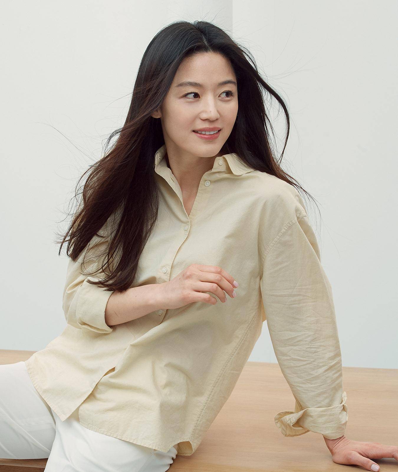 "国民女神"全智贤复出大片,白色造型元气满满,完全不像39岁