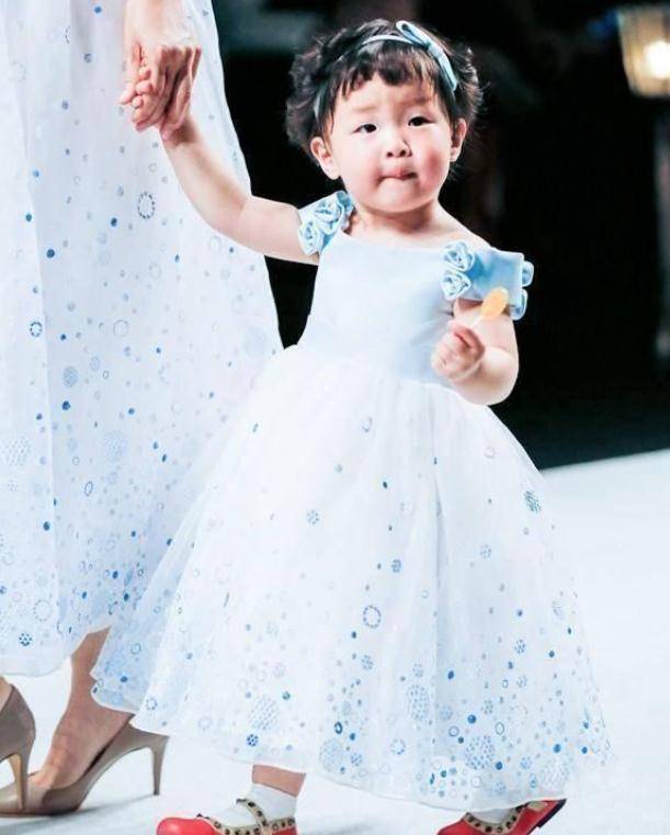 现在童蕾的女儿已经6岁了,小时候的她的长相就非常呆萌可爱,现如今