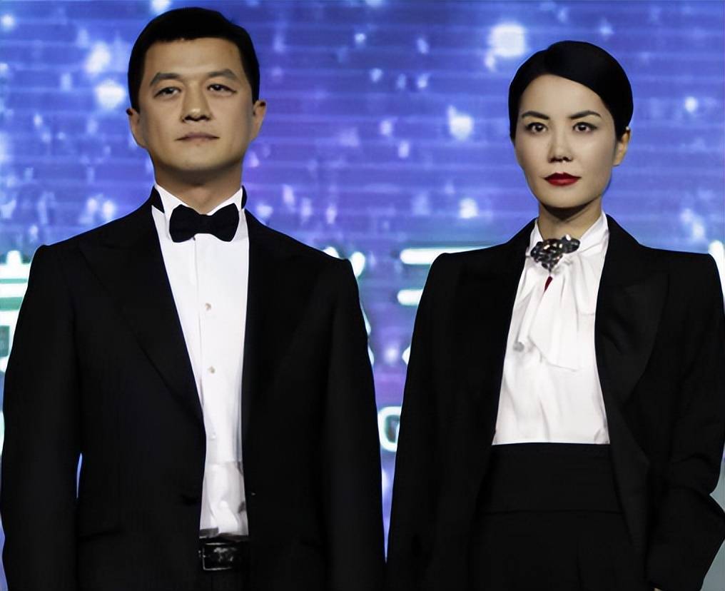 李亚鹏带妻女游玩,小女光头像假小子,海哈被指像王菲_女儿_妻子_孩子