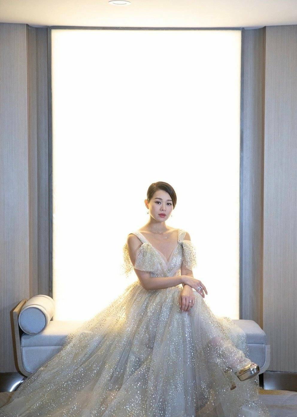 胡杏儿不惧争议,跨界主持,当晚穿搭美如画_礼服_身材_模样