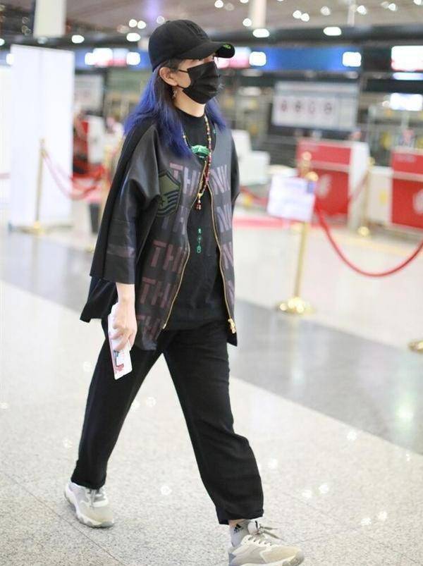 被赵薇"蓝毛蓝指甲"惊艳到,七分袖皮衣配老爹鞋,竟时髦又洋气 _明星