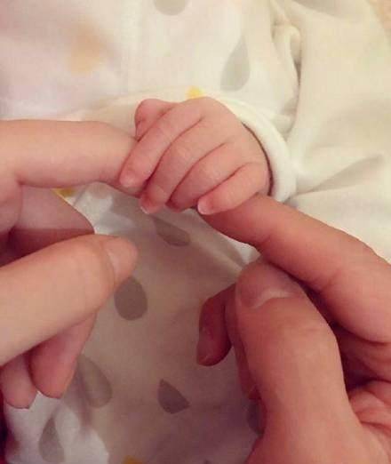 明星生完孩子一家三口的造型,只有林心如家的不一样_杨幂_宝宝_照片