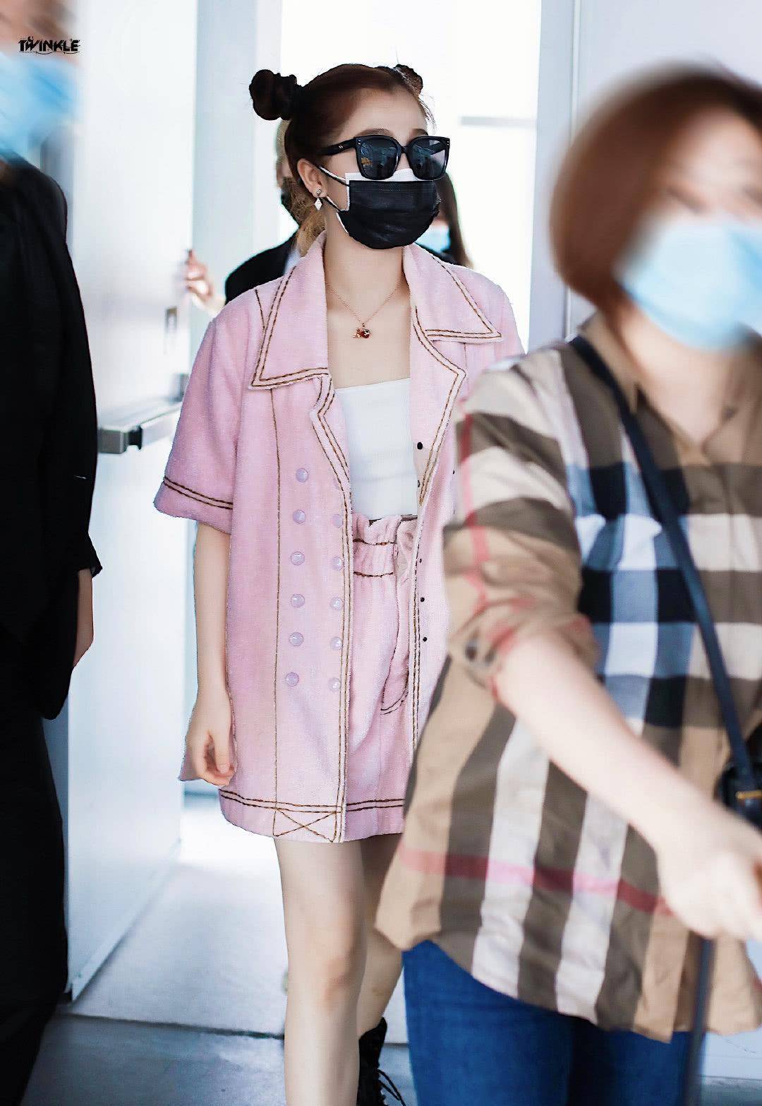 虞书欣穿衣显贵气就不说了,就连戴口罩方式,都和我们不一样!