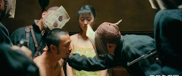 凭《让子弹飞》爆红,33岁赵铭,身材火爆时尚迷人!_表演_电影_姜文