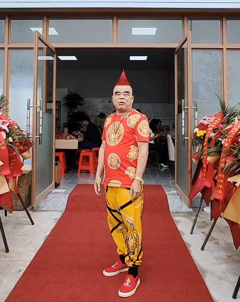 南宁网红"红毛哥"在饭店随便说了几句好话,出场费高达100块钱_名气