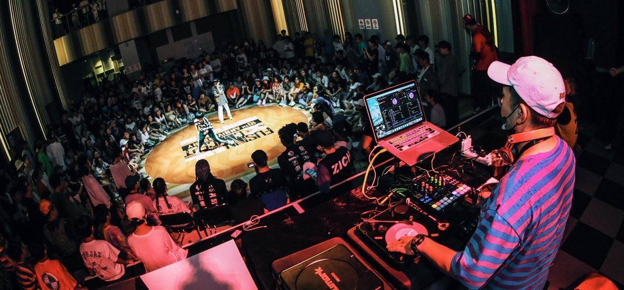 称他是popping界的传奇人物,很难得他上**成了一段表演dj打碟机2