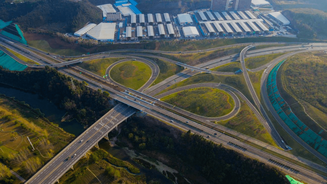 三峡大道与花溪路互通节点北侧为柏临河,西南侧为山体.