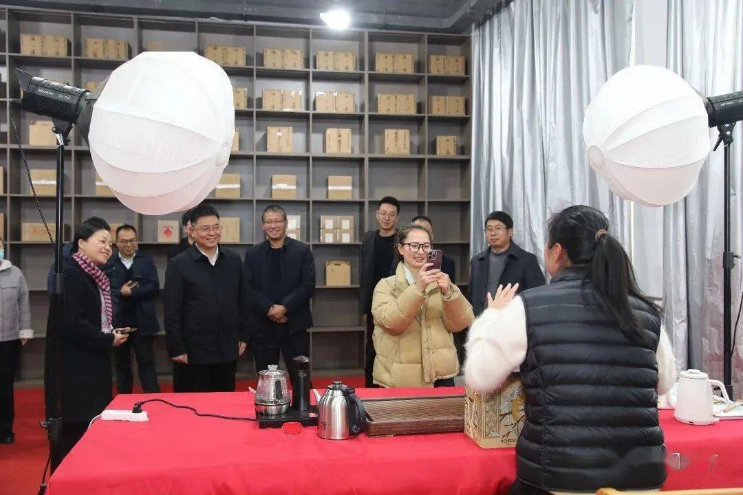 梁海刚在调研电子商务发展情况时强调:政企合力 推动松阳电商产业高