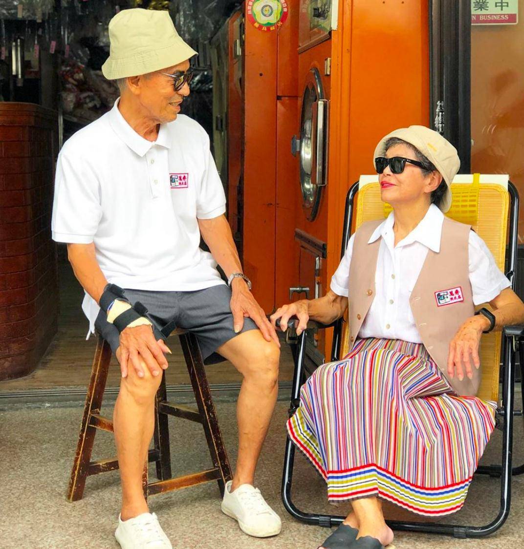 万吉爷爷身穿复古花衬衣加白色喇叭裤,秀娥奶奶一身白色小洋装搭配