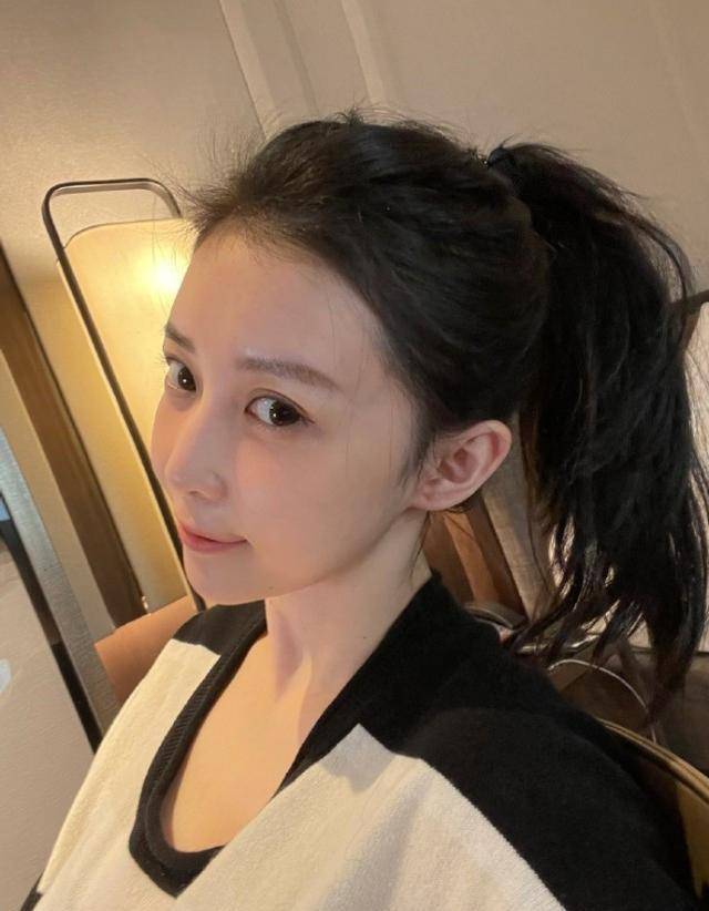 潘玮柏携娇妻吃饭被偶遇,luna皮肤超好,满眼都是老公超甜!