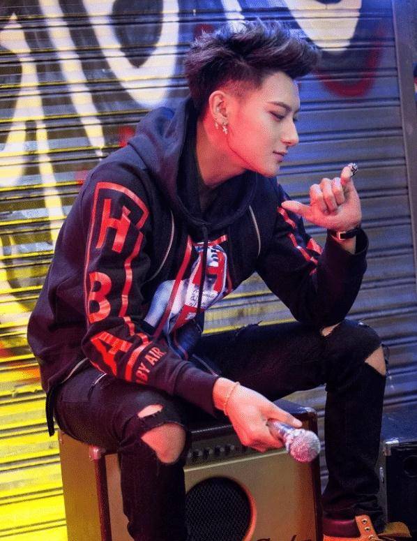 黄子韬穿绿色扎染连体裤亮相,戴墨镜遮天然黑眼圈,帅气十足_穿着_黑色