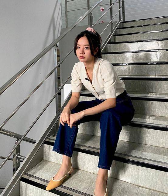 "成德善"李惠利,丝巾竟当衣服穿,御姐范儿超吸睛_白色_黑色_西装