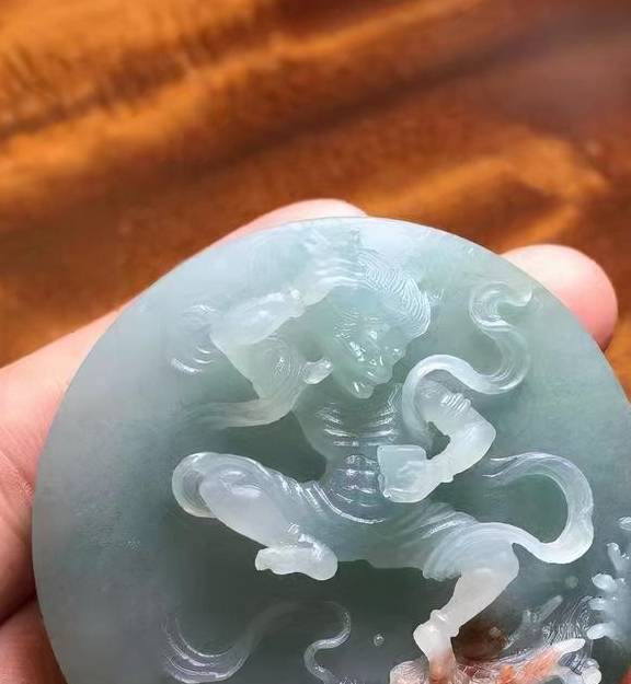 洒金的翡翠手镯芯,玉雕师傅巧妙雕刻"独占鳌头",成品精美_题材_宝主