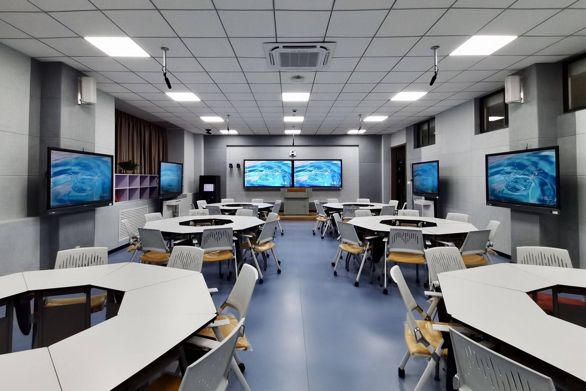 互动录播教室方案依托互动录播主机,为学校打造融合教学互动,智慧录播