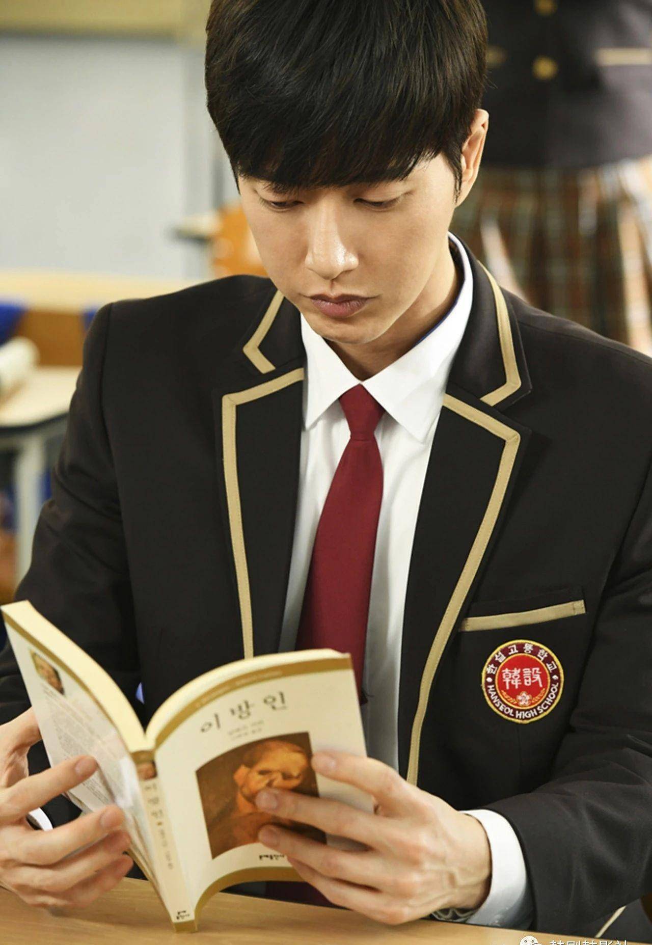 张娜拉于34岁时拍摄电视剧《命中注定我爱你》,戴上眼镜穿上校服扮