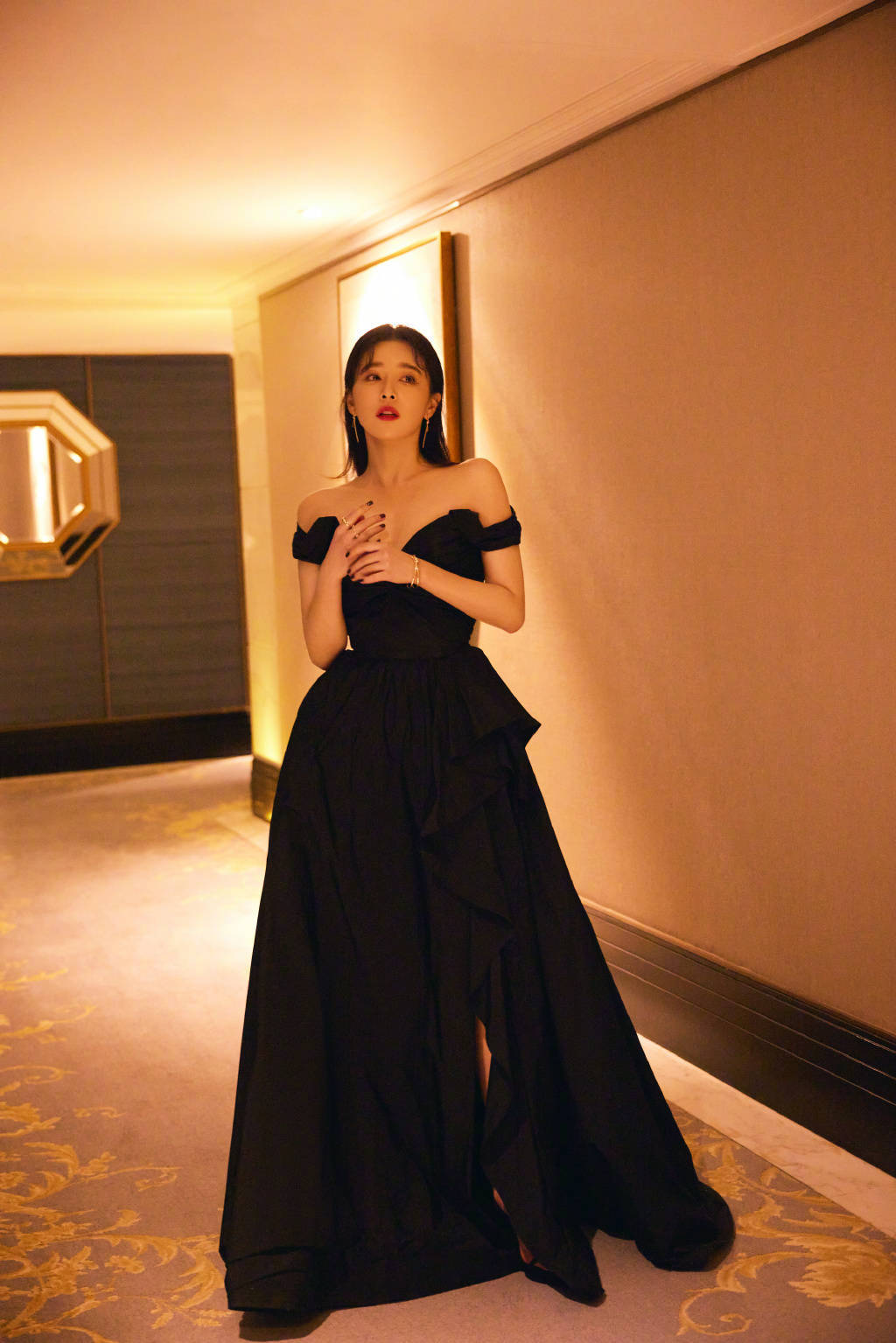 我们再看看阚清子的黑礼服打扮.她今年34岁,身高1米65.