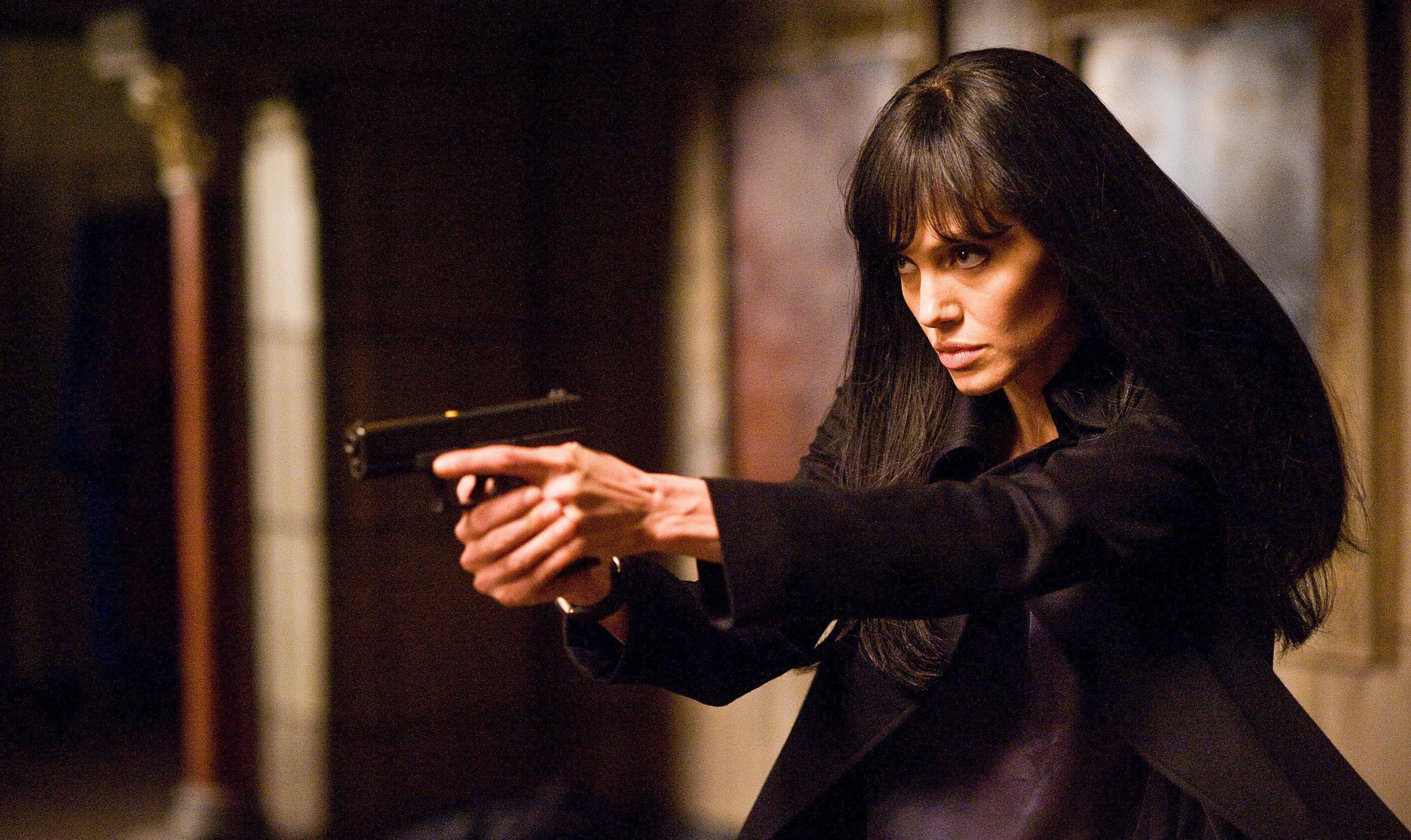 经典镜头:用手铐勒死仇家看过很多特工谍战的影片,觉得朱莉是女特工里