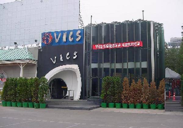 因为孟桐的这家酒吧可不是靠卖10块钱的啤酒而活的——当时孟桐刚打算