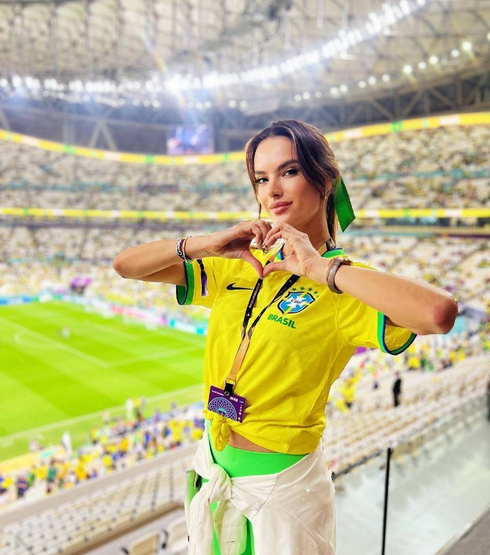 巴西超模aa世界杯看球穿搭,主队t恤配荧光绿瑜伽裤,激情又靓丽
