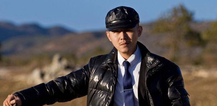 现在的大兵是一名作家,更是酒吧的老板,还是民谣歌手,当然他的主持人